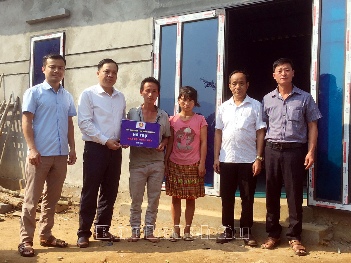 Đại diện lãnh đạo Ủy ban MTTQ huyện Tam Đường bàn giao nhà “Đại đoàn kết” cho gia đình anh Giàng A Giao ở bản Ngài Trù (xã Giang Ma).  